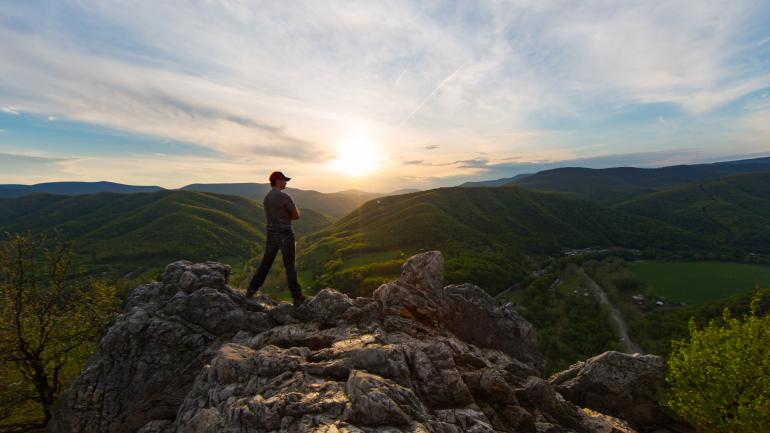 一个游客在塞内卡岩拍照