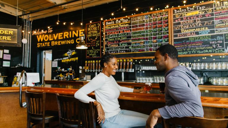 一对情侣在安娜堡的 Wolverine State Brewing Co. 啤酒公司畅饮精酿 一对情侣在安娜堡的 Wolverine State Brewing Co. 啤酒公司畅饮精酿