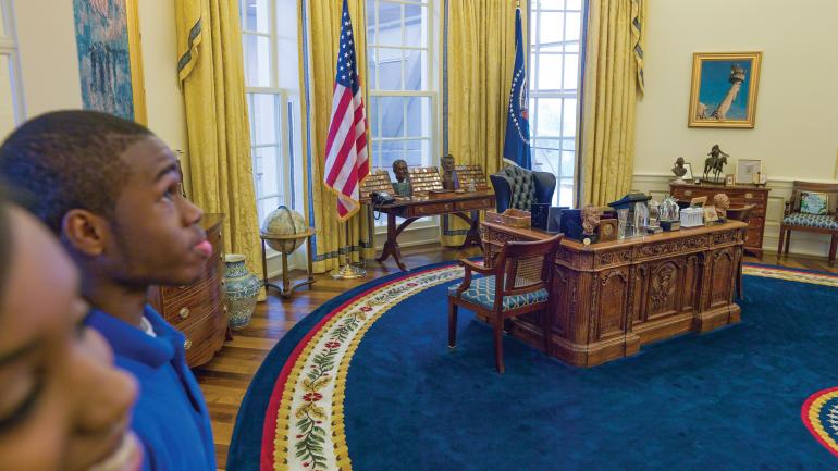 走进威廉姆·J·克林顿总统中心内仿建的总统办公室