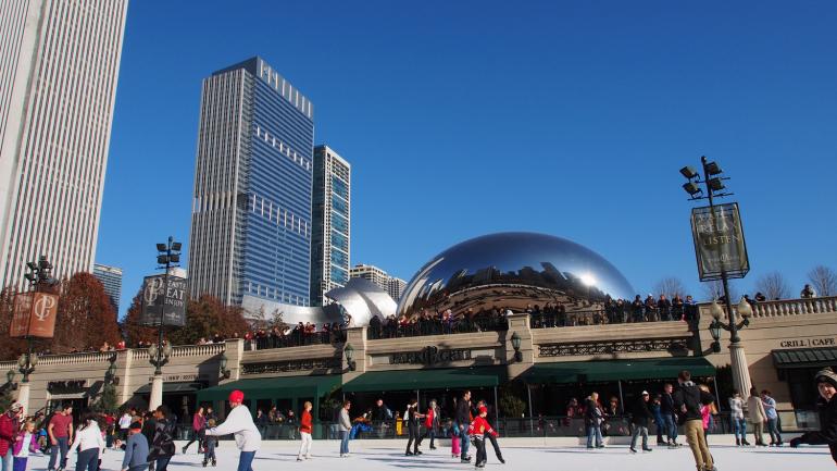 冬天的人们在麦考密克论坛广场冰场溜冰