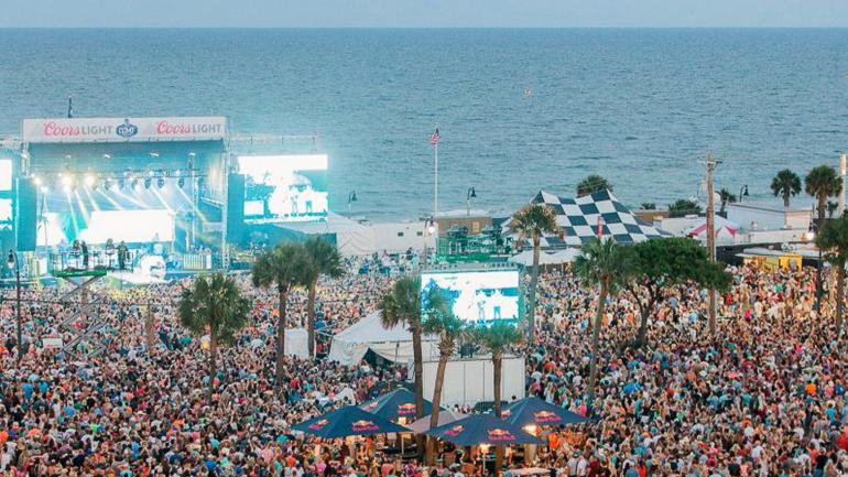 人们欢聚在美特尔海滩,边赏海景,边欣赏乡村音乐表演 人们欢聚在美特尔海滩,边赏海景,边欣赏乡村音乐表演