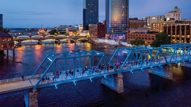 从格兰德河上空俯瞰大急流城市中心与蓝桥步道的景象 从格兰德河上空俯瞰大急流城市中心与蓝桥步道的景象