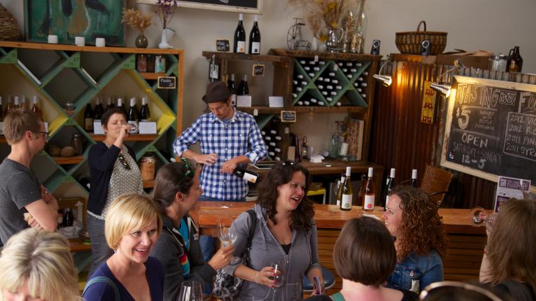 在主打葡萄酒的酒吧和品酒室内细品当地各种葡萄佳酿