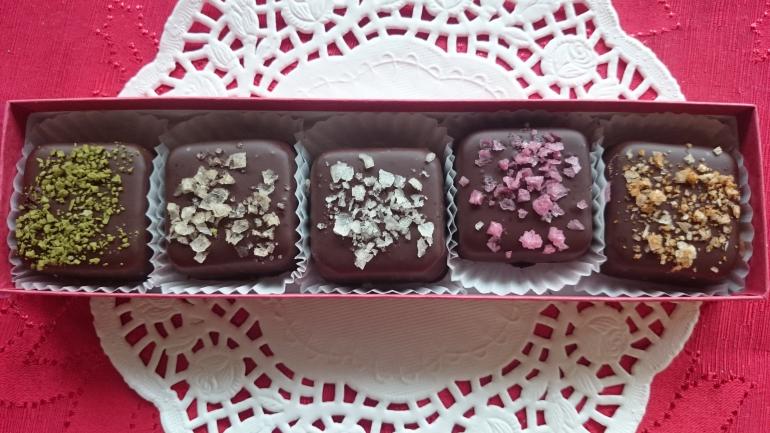 撒上一层雅各布森盐的传教士巧克力工厂松露及其他口味的巧克力