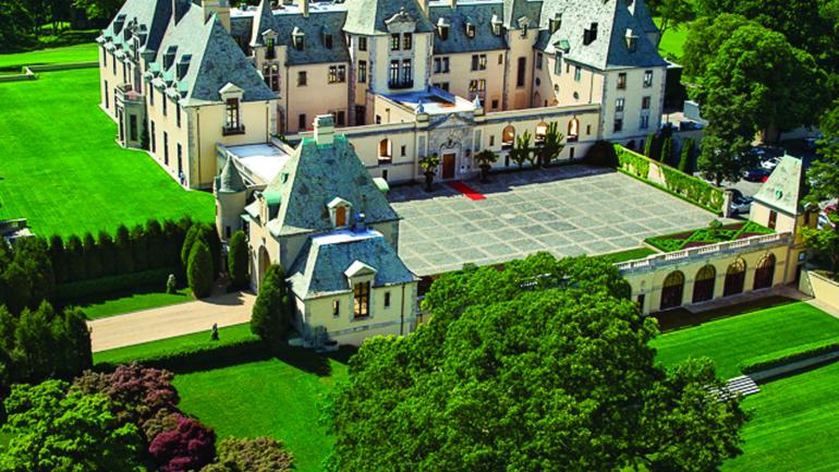 鸟瞰气势恢宏的奥赫卡城堡