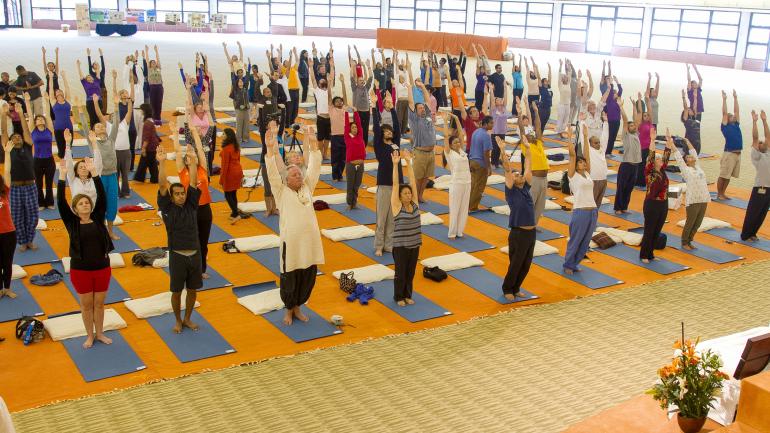 参加集体瑜伽课