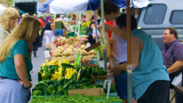 满是新鲜当地农产品的农贸市场