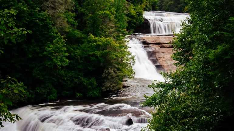 杜邦州立休闲森林内无比壮观的新娘面纱瀑布