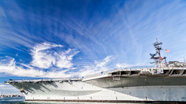 中途岛号航空母舰博物馆，一艘带大型舰载飞行甲板的巨型航空母舰