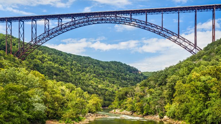 新河峡大桥跨越923米