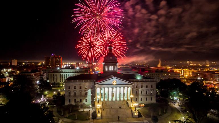 Famously Hot New Year 庆祝活动期间,烟花点亮哥伦比亚天际线 Famously Hot New Year 庆祝活动期间,烟花点亮哥伦比亚天际线