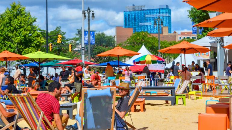 在底特律缤纷多彩的 Campus Martius 沙滩尽享夏季之乐 在底特律缤纷多彩的 Campus Martius 沙滩尽享夏季之乐