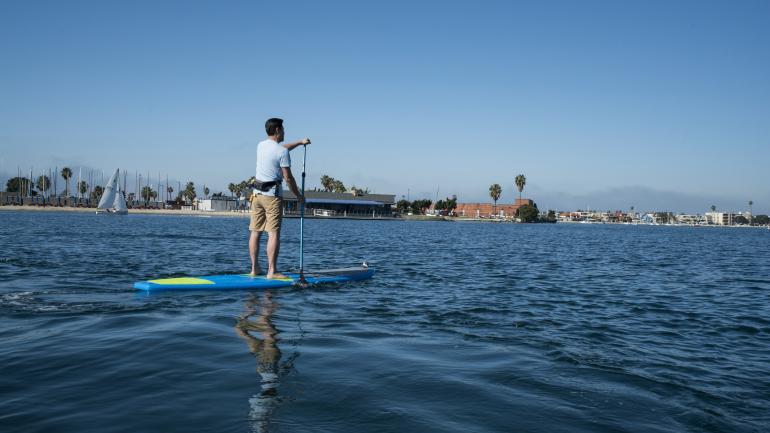 在教会海湾体验站立桨板冲浪