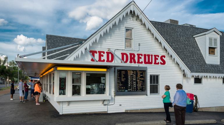 排队很长的冰淇淋店