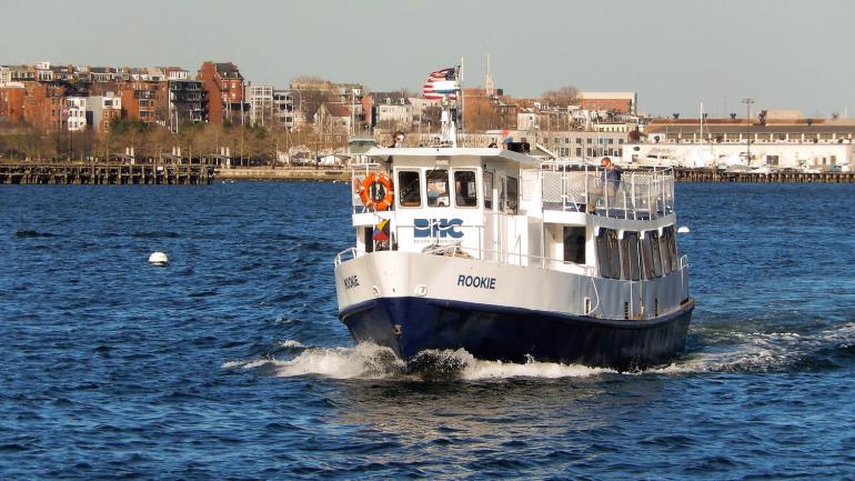 波士顿海港的游船