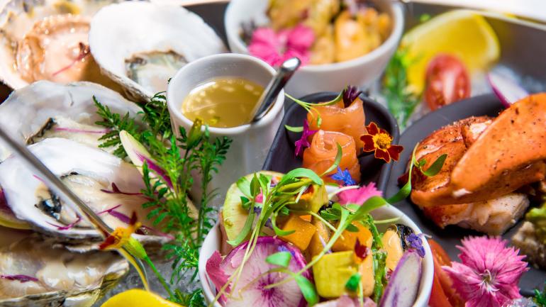 位于常春藤酒店的 Magdalena 餐馆所供应的色彩缤纷的海鲜菜肴 位于常春藤酒店的 Magdalena 餐馆所供应的色彩缤纷的海鲜菜肴