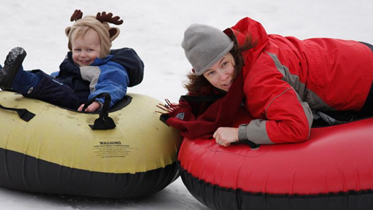 母子二人在 SkiBowl 滑雪场玩内胎滑雪