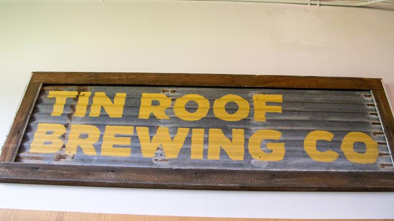 布鲁萨德 Tin Roof Brewing Company 啤酒公司的标志