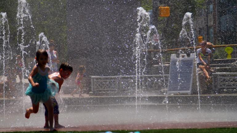 孩子们在主街广场的喷泉玩耍 孩子们在主街广场的喷泉玩耍