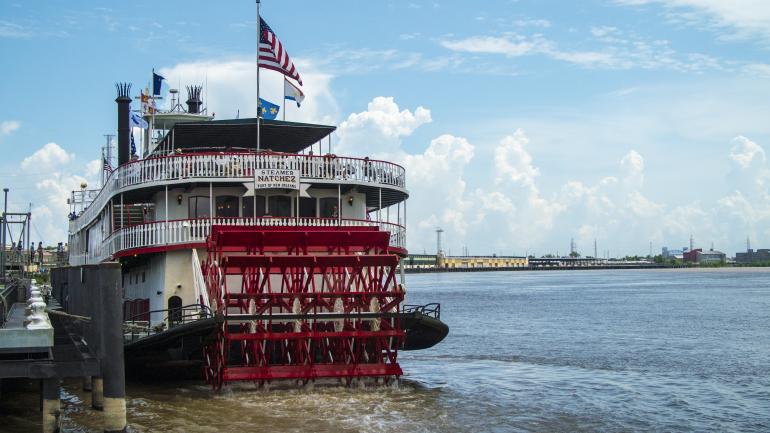白天去乘坐新奥尔良纳奇兹汽船爵士乐游船，享受爵士乐队的演奏