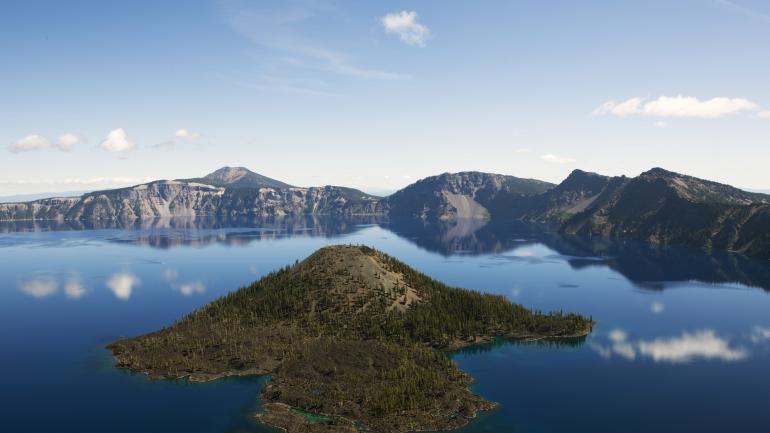 位于卡斯克德山脉的火山湖
