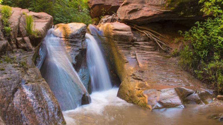 卡纳拉维尔山上倾泻的瀑布 卡纳拉维尔山上倾泻的瀑布