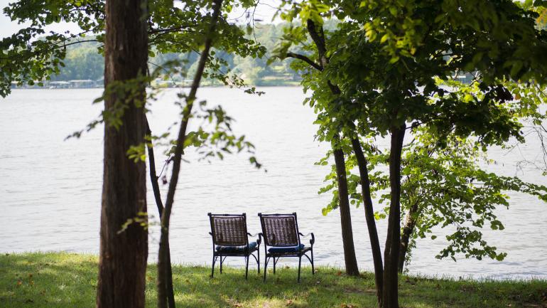 坐在椅子上欣赏奥沙克湖的风光