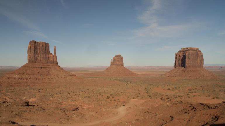 三个柱状纪念碑