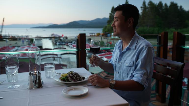 在里瓦烧烤餐厅放松和看日落 在里瓦烧烤餐厅放松和看日落