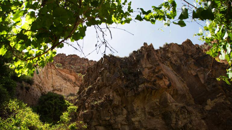 层层的岩石造就了这边的山景 层层的岩石造就了这边的山景