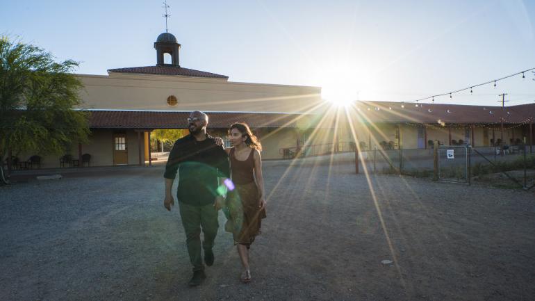 浪漫的日落下，在阿霍的沙漠酒店和会议中心休闲漫步