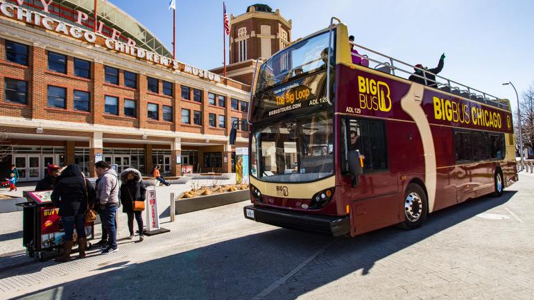 芝加哥巴士之旅停靠在标志性景点,海军码头 芝加哥巴士之旅停靠在标志性景点,海军码头