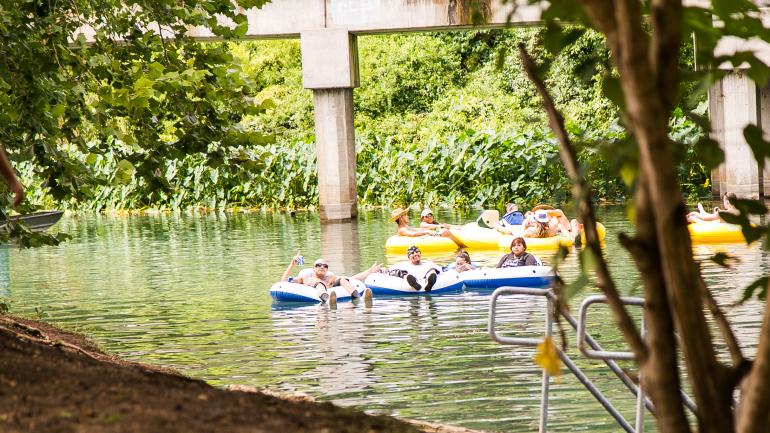 圣马斯科河上休闲放松的人们