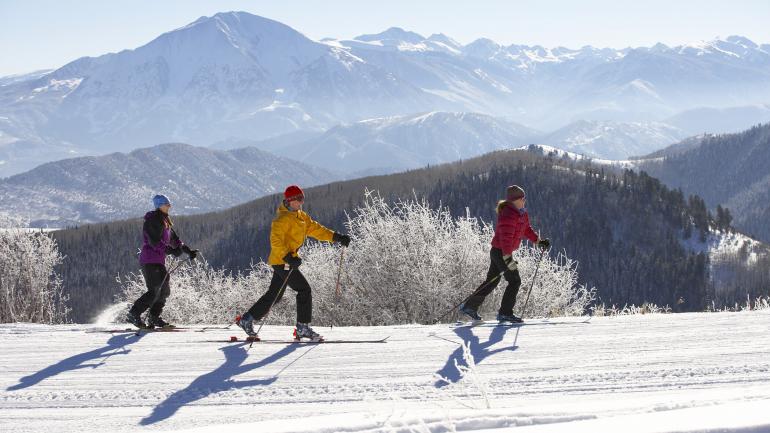 穿越城镇的滑雪者们充分享受格伦伍德温泉区的雪道 穿越城镇的滑雪者们充分享受格伦伍德温泉区的雪道