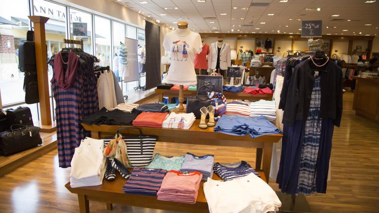 购物中心的安 泰勒等品牌