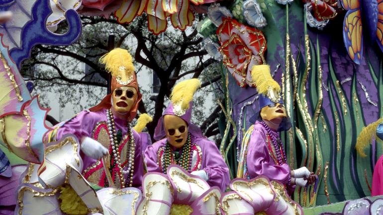 一群在威尼斯假面舞会上的狂欢的人们