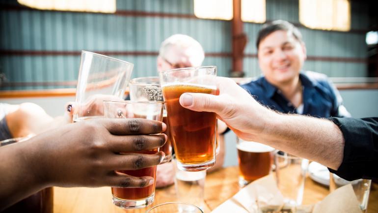 朋友们正在举杯欢庆