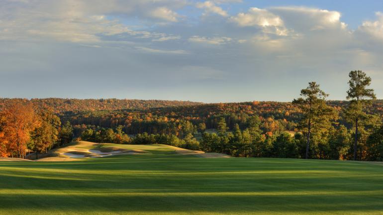 罗伯特·特伦特·琼斯高尔夫之路上的罗斯桥球场提供豪华住宿场所