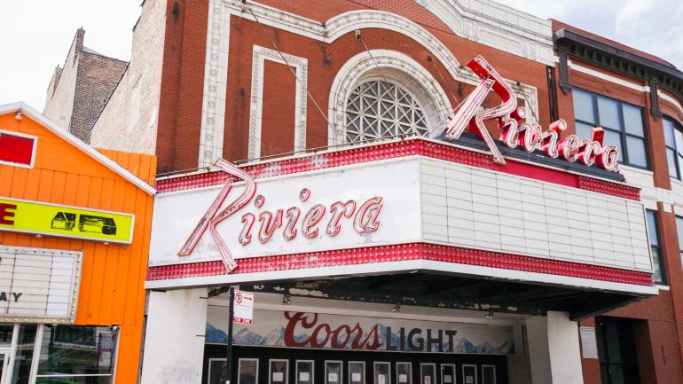 在Riviera剧院看更多主流音乐家演出