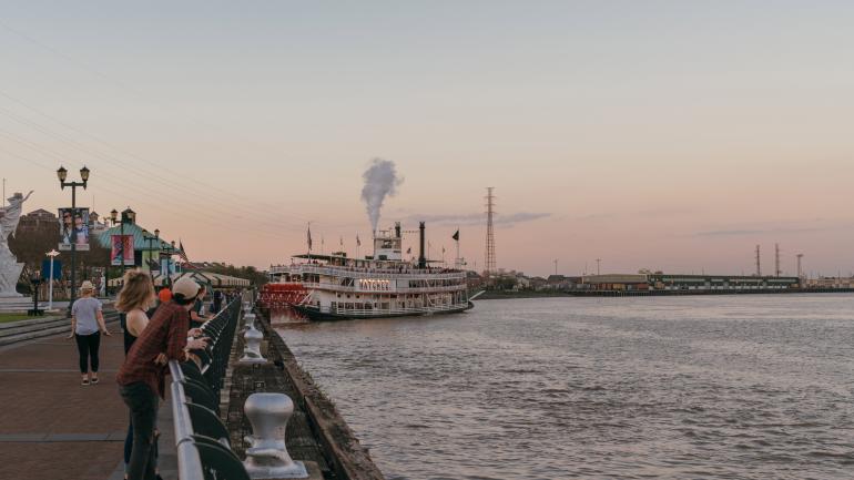 纳切兹蒸汽游船正在离港