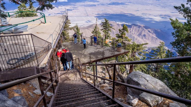 在索道的顶端,饱览叹为观止的自然景观 在索道的顶端,饱览叹为观止的自然景观