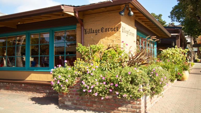 卡梅尔海滨街道的餐厅