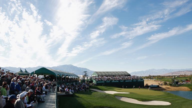 观众在拉昆塔度假村俱乐部观看高尔夫比赛 观众在拉昆塔度假村俱乐部观看高尔夫比赛