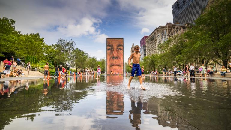孩子们在皇冠喷泉玩耍