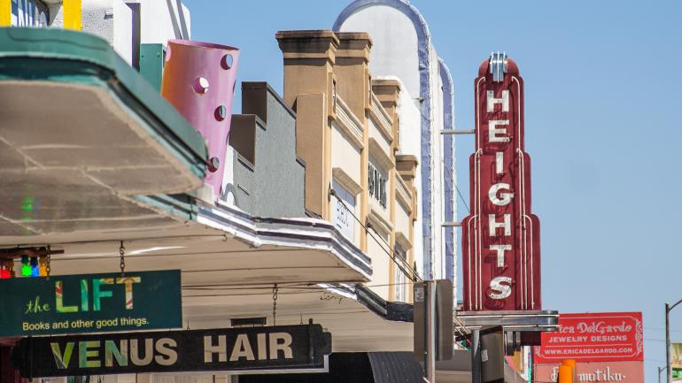 历史性购物街区拥有时尚与复古结合的家具和艺术作品