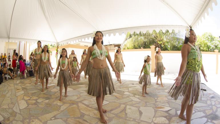 查莫洛的姑娘展示草裙舞