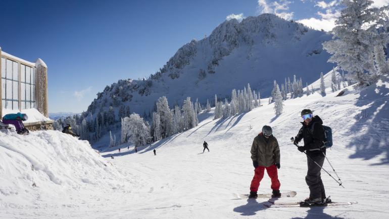 两个滑雪者正在雪鸟度假村边小作休息