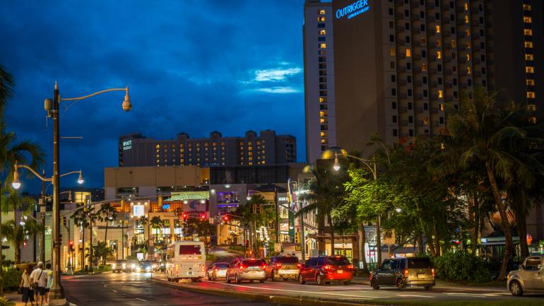 你可以在关岛市中心的夜晚观看各种秀