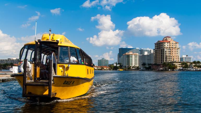 乘坐水上出租车去海边的商店和餐厅 乘坐水上出租车去海边的商店和餐厅