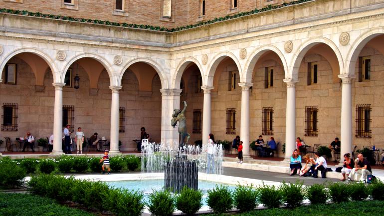 在波士顿公共图书馆休息和阅读的人们